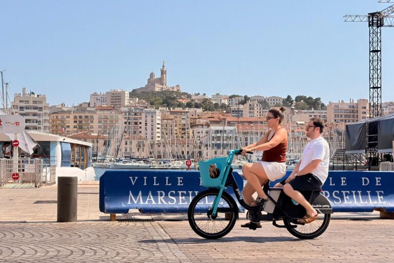 Des vélos électriques en libre-service à Marseille, utilisables à deux.