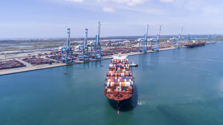 Le Grand Port de Marseille maintient son rôle clé dans la réorganisation des routes maritimes.