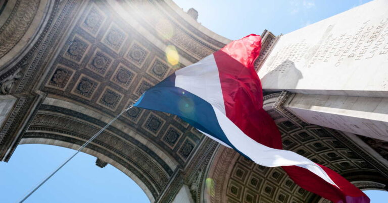 Le 14 juillet, jour férié en France, commémore la prise de la Bastille en 1789.