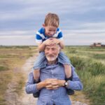 Les enfants en France expriment leur attachement aux grands-parents dans des études récentes.