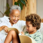 Les enfants se confient plus facilement à leurs grands-parents qu’à leurs parents, selon des experts.