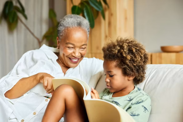 Les enfants se confient plus facilement à leurs grands-parents qu’à leurs parents, selon des experts.