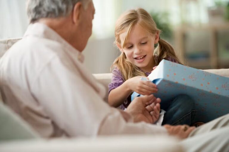 Les grands-parents les plus appréciés ne sont pas toujours ceux qui gâtent le plus les enfants.