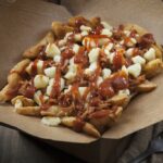 Recette de poutine au bacon avec sauce barbecue : un plat typique canadien à découvrir