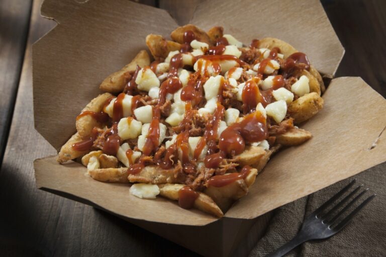 Recette de poutine au bacon avec sauce barbecue : un plat typique canadien à découvrir