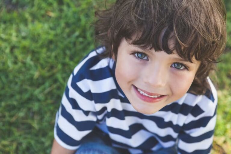 Un prénom masculin atteint la 2e place du classement 2025, surpassant Raphaël.
