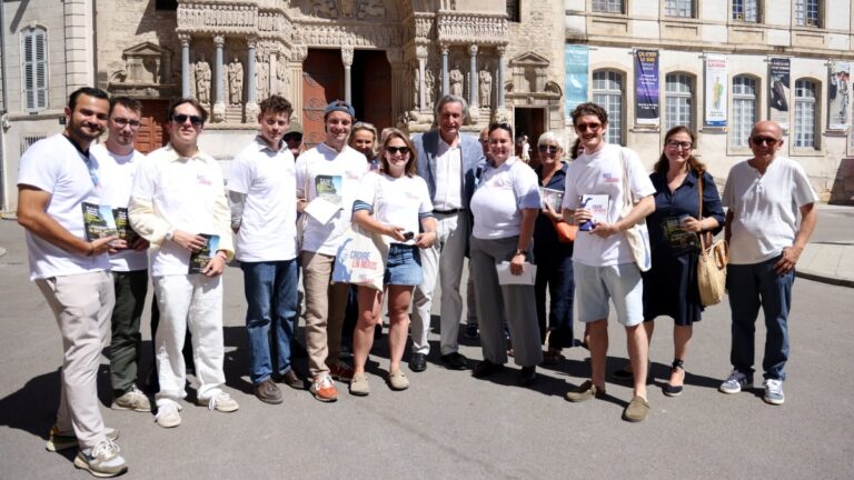 Édouard Philippe soutenu par des jeunes à Arles, lors d’une rencontre avec Patrick de Carolis.