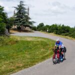 Robert, 67 ans, traverse les Alpes pour aider son petit-fils Gabriel, atteint d’une maladie rare.