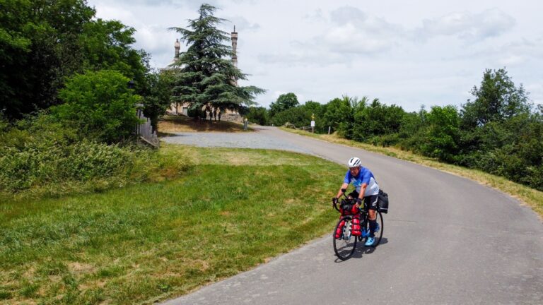 Robert, 67 ans, traverse les Alpes pour aider son petit-fils Gabriel, atteint d’une maladie rare.