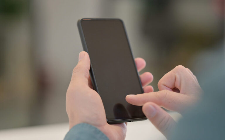 Apple intensifie ses efforts contre le pistage en ligne, malgré les limites des navigateurs.