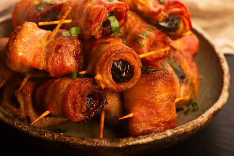 Pruneaux et bacon rôtis au four : une recette simple pour les repas familiaux.