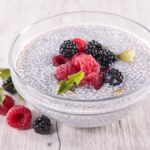 Pudding aux graines de chia agrémenté de framboises et mûres : une alternative santé.