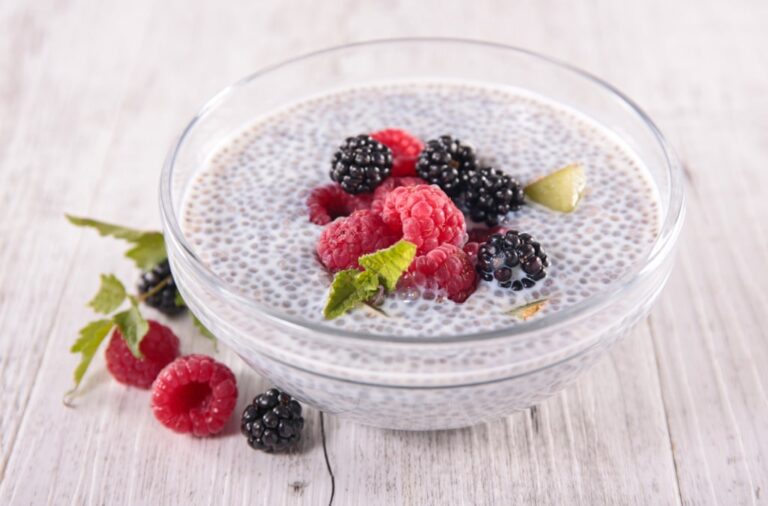 Pudding aux graines de chia agrémenté de framboises et mûres : une alternative santé.