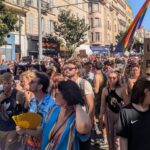 À Marseille, la marche des fiertés se déroule malgré la canicule estivale.