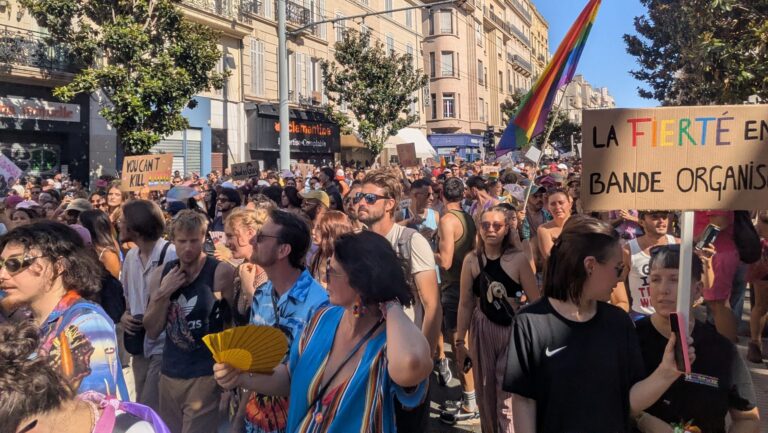 À Marseille, la marche des fiertés se déroule malgré la canicule estivale.