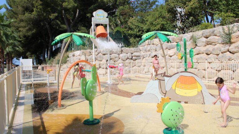 Nouvelle attraction aquatique sécurisée au camping Marina Plage à Vitrolles cet été.