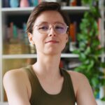 Artiste déclare son œuvre apolitique, soulève un débat sur la politique dans l&rsquo;art.