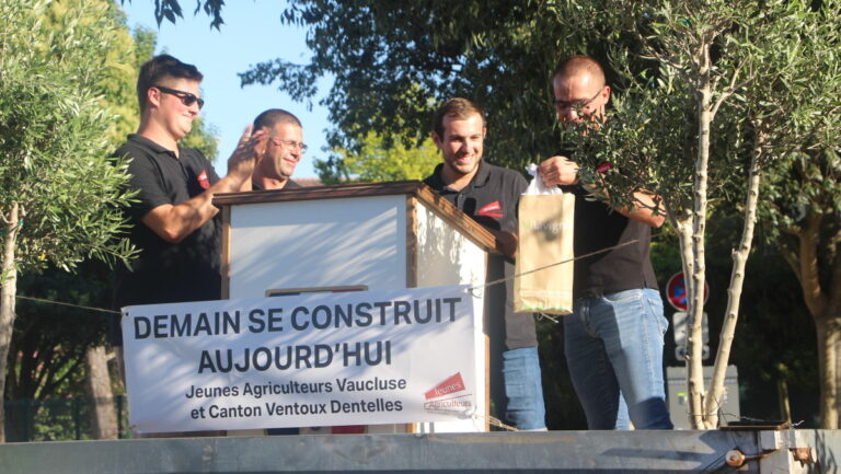 Les Jeunes Agriculteurs Ventoux Dentelles organisent un banquet pour valoriser les produits locaux.