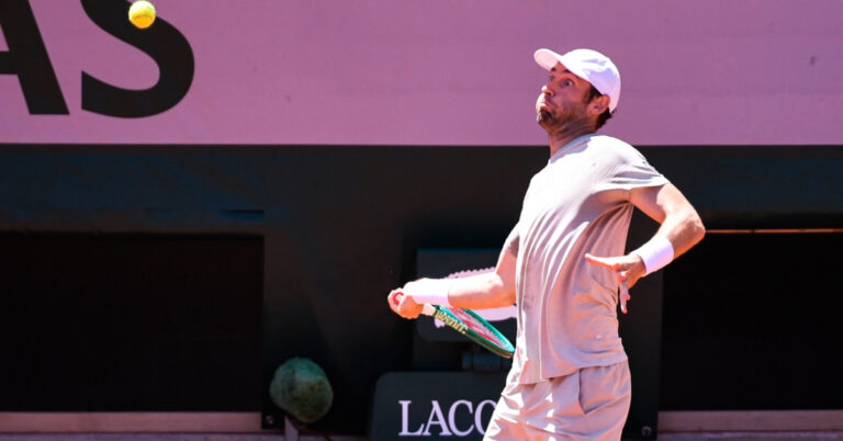 L’orage interrompt le match de Halys à Gstaad, entraînant une pause stratégique.