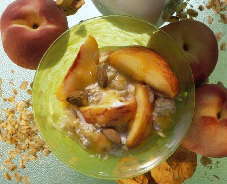 Quinoa aux pêches et aux amandes : une alternative saine pour les régimes alimentaires équilibrés