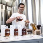 Jérôme Vrignaud, héritier de la Distillerie Les 1309, valorise le cognac traditionnel.