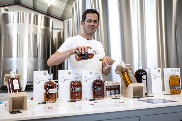Jérôme Vrignaud, héritier de la Distillerie Les 1309, valorise le cognac traditionnel.