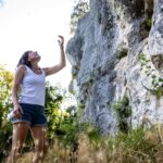 Pauline Merzeau, grimpeuse, explore la vallée des Eaux-Claires en France.