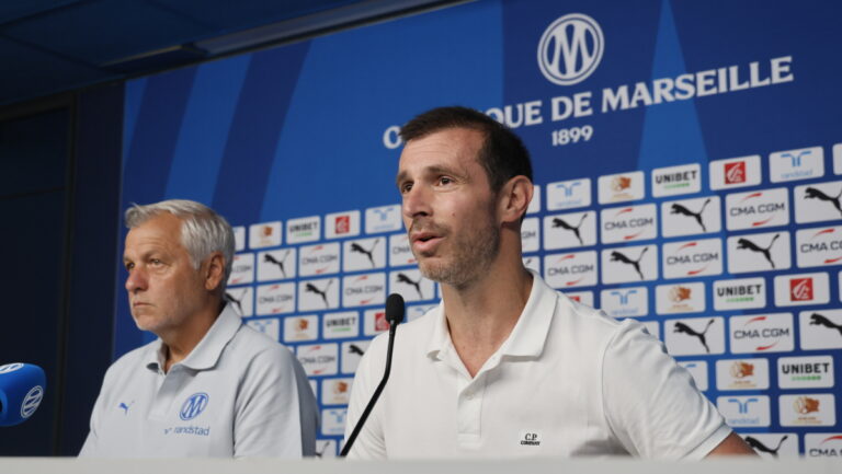 Bruno Genesio et Grégory Lorenzi présentés lors d’une conférence de presse de l’OM.