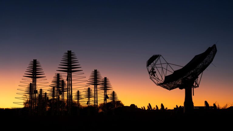 Le radiotélescope SKA, projet international, débutera son exploitation avec des avancées scientifiques.