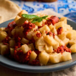 Ragoût de pommes de terre au chorizo : une recette traditionnelle espagnole à découvrir.