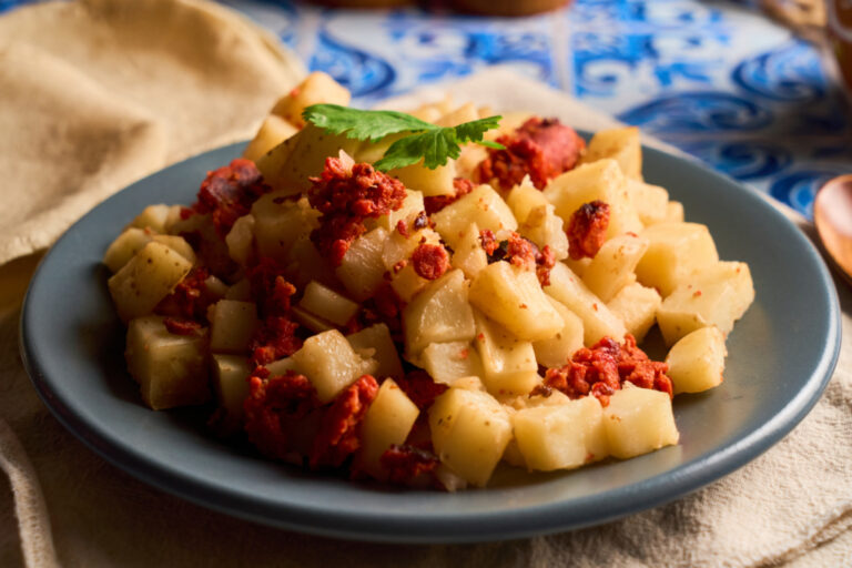 Ragoût de pommes de terre au chorizo : une recette traditionnelle espagnole à découvrir.