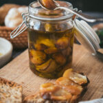 Ail confit au four à l&rsquo;huile d&rsquo;olive : une méthode de conservation traditionnelle en déclin.