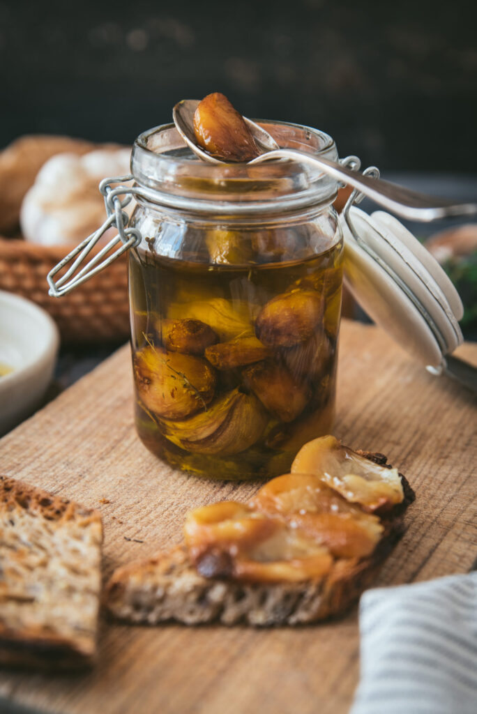 Ail confit au four à l’huile d’olive : une méthode de conservation traditionnelle en déclin.