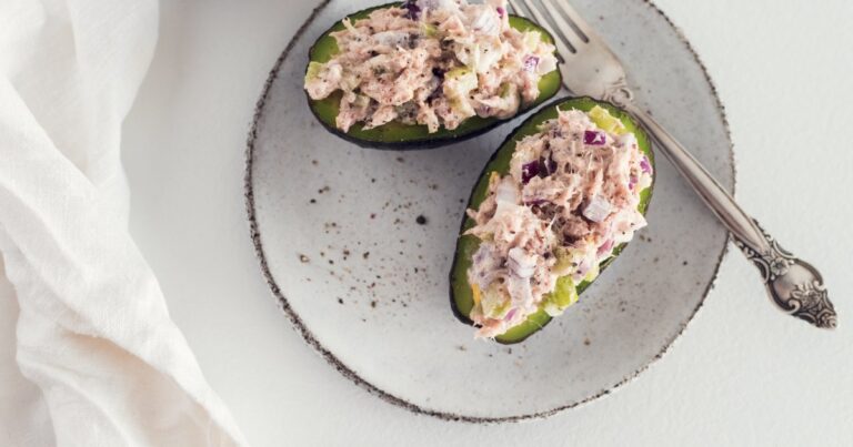 Recette d’avocats farcis au thon, maïs et ciboulette pour une alimentation équilibrée.