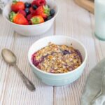 Baked porridge aux fruits rouges : une option de petit déjeuner pour le batch cooking.