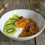 Bowl de skyr aux pommes et granola : un petit-déjeuner riche en protéines et simple à préparer.