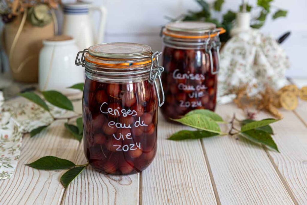 Préparation des bocaux de cerises à l’eau de vie : méthode traditionnelle et étapes clés.