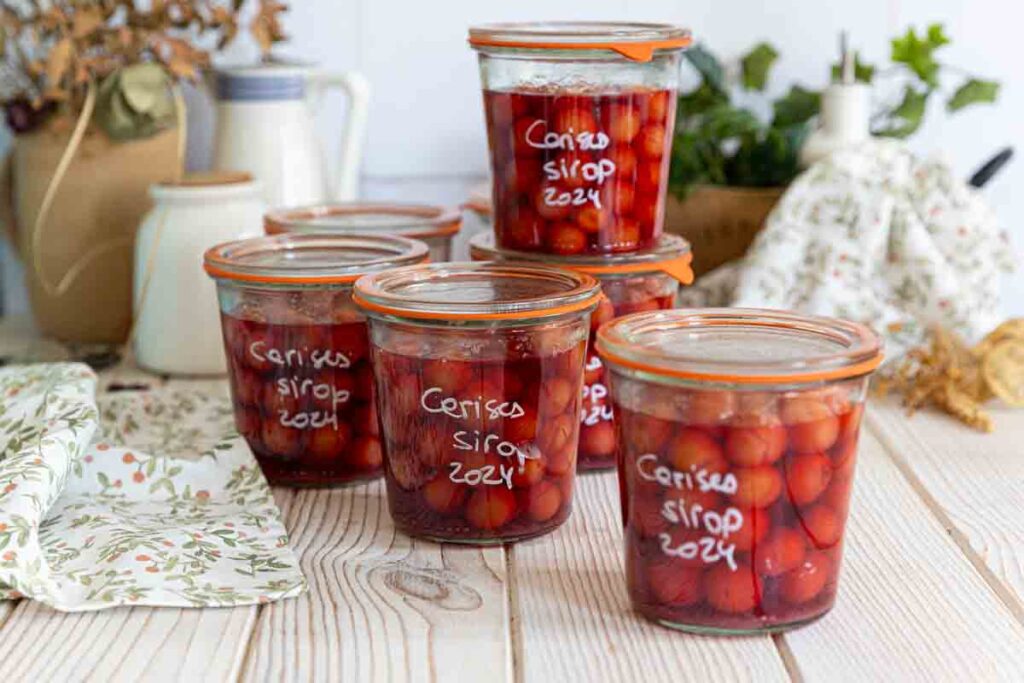 Préparation simple de bocaux de cerises au sirop pour conserver les fruits d’été.