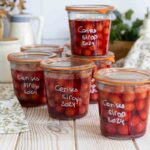 Préparation simple de bocaux de cerises au sirop pour conserver les fruits d&rsquo;été.