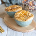 Recette traditionnelle de Chicken Pot Pie pour un repas réconfortant en famille.