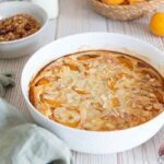 Clafoutis aux abricots et amandes : une recette de petit déjeuner à préparer à l&rsquo;avance.