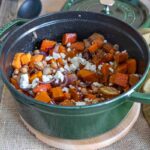 Rôtissage de légumes racines et pois chiches au miel et zaatar : une recette saine et nutritive.