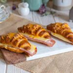 Recette de croissants salés au jambon et fromage pour un brunch réussi en France.