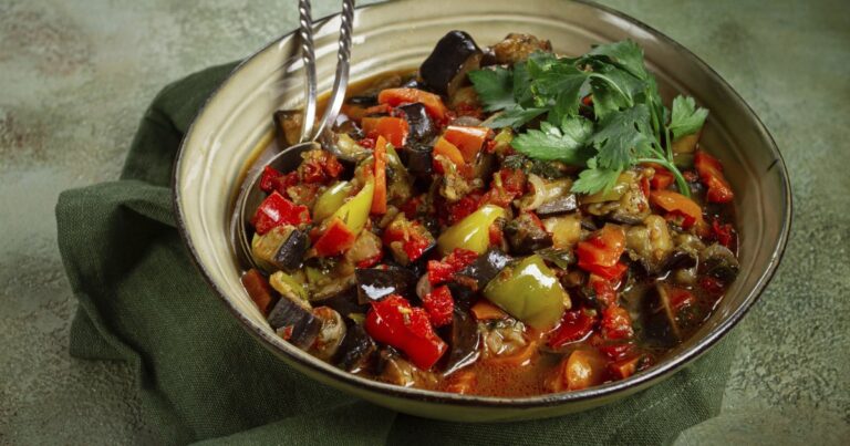 Recette d’ajapsandali, ragoût géorgien de légumes, à découvrir pour un repas traditionnel.