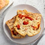 Recette de cake au thon et au poivron rouge : une option rapide pour les repas en famille.