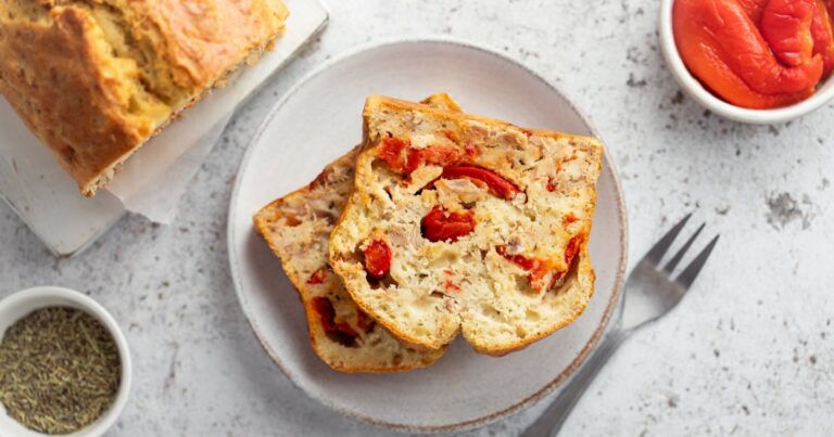 Recette de cake au thon et au poivron rouge : une option rapide pour les repas en famille.