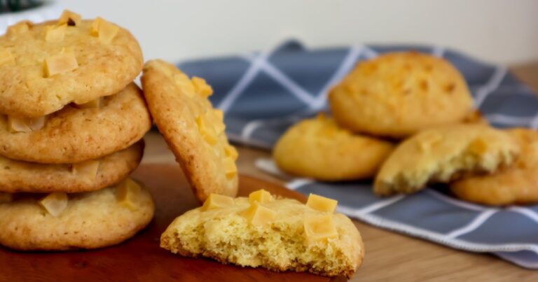 Recette de cookies salés au cheddar : une alternative populaire pour les apéritifs aux États-Unis