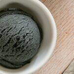 Recette de glace noire à la vanille au charbon végétal pour une alternative dessert saine