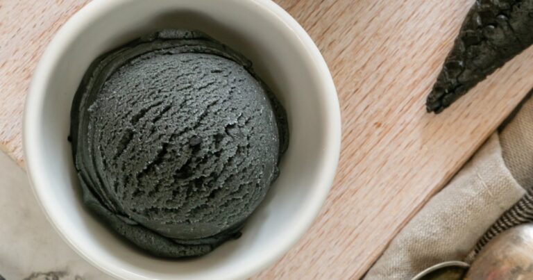 Recette de glace noire à la vanille au charbon végétal pour une alternative dessert saine