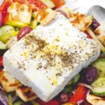 Recette de salade grecque : ingrédients traditionnels et préparation authentique.
